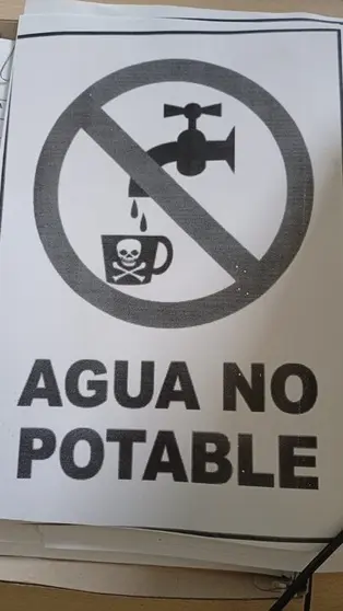 Cartel colocado nos ba&ntilde;os do Centro de Sa&uacute;de de Xinzo.