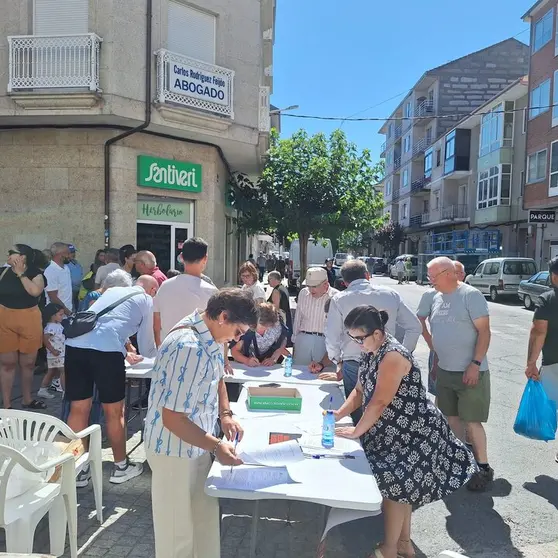 Recogida de firmas en Xinzo de Limia FOTO | Plataforma Dereito ao Tren.