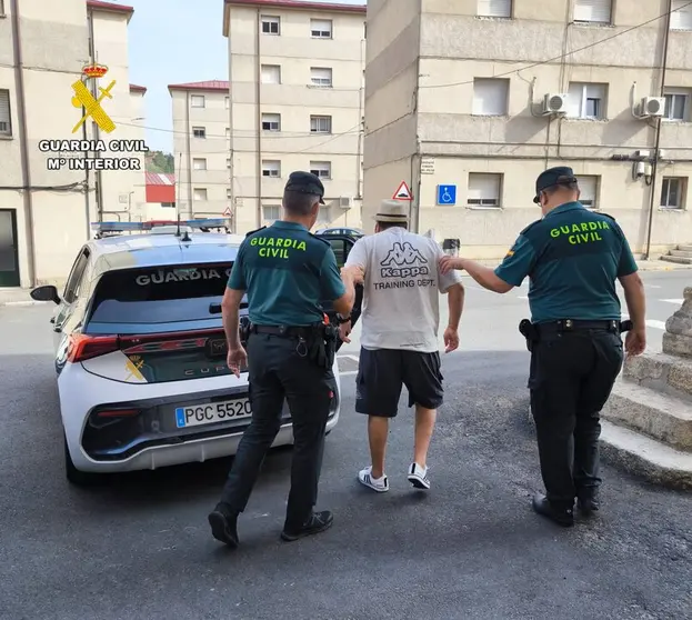 La Guardia Civil con uno de los detenidos en la operaci&oacute;n "Sigilum".