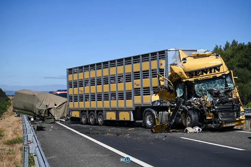 20250826 Accidente tr&aacute;fico BRILAT cami&oacute;n ganado, A52 Trasmiras