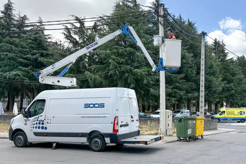 Instalaci&oacute;n das c&aacute;maras de seguridade no barrio de "Abaixo" en Xinzo de Limia.