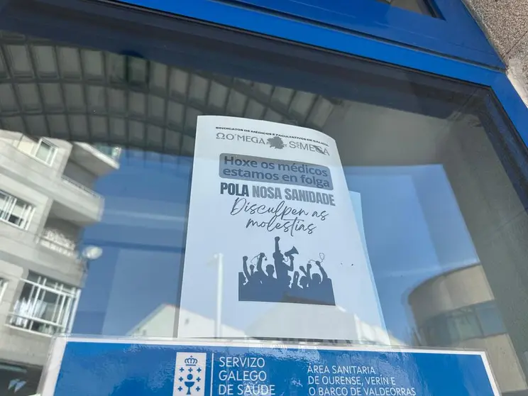 El cartel de la huelga convocada presidia la puerta de entrada del Centro de Sa&uacute;de de Xinzo esta ma&ntilde;ana.