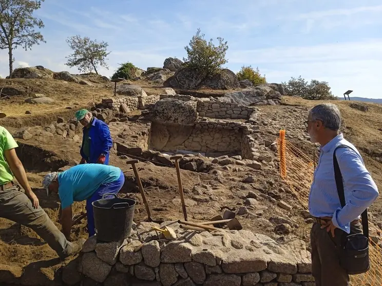 Manuel Conde, alcalde do concello de Vilar de Barrio, supervisa o inicio dos traballos arqueol&oacute;xicos.