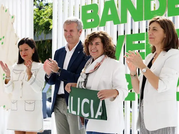 Susana V&aacute;zquez, alcaldesa de Porqueira, recibe su tercera bandera verde consecutiva.