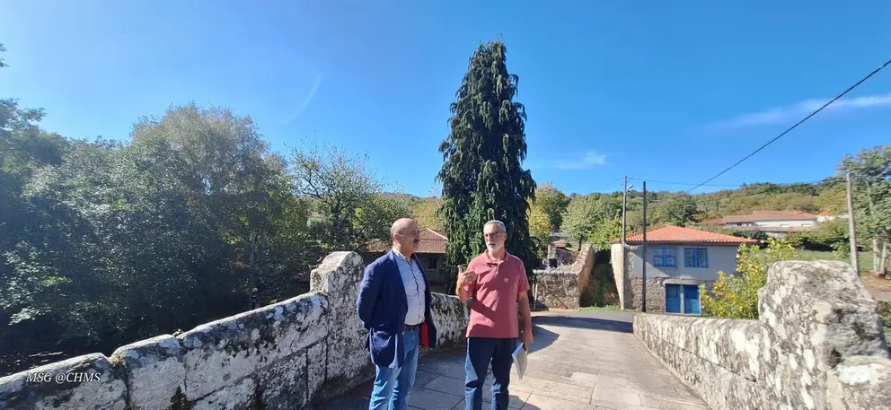 Jos&eacute; Quiroga, presidente de la CHMS, con el alcalde de Vilar de Barrio, Manuel Conde.