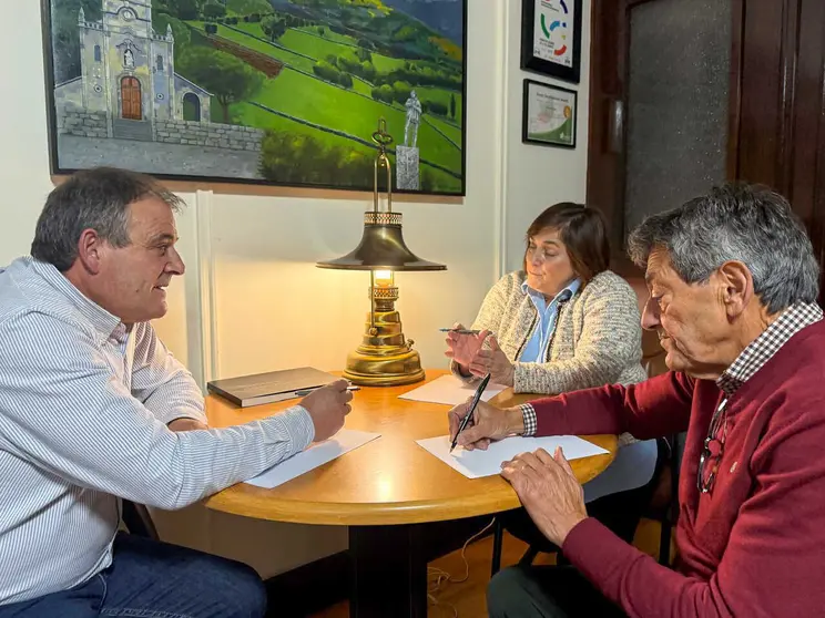 Amador D&iacute;az, F&aacute;tima Fernandes e Jos&eacute; Antonio Feijoo falando da futura Eurocidade.