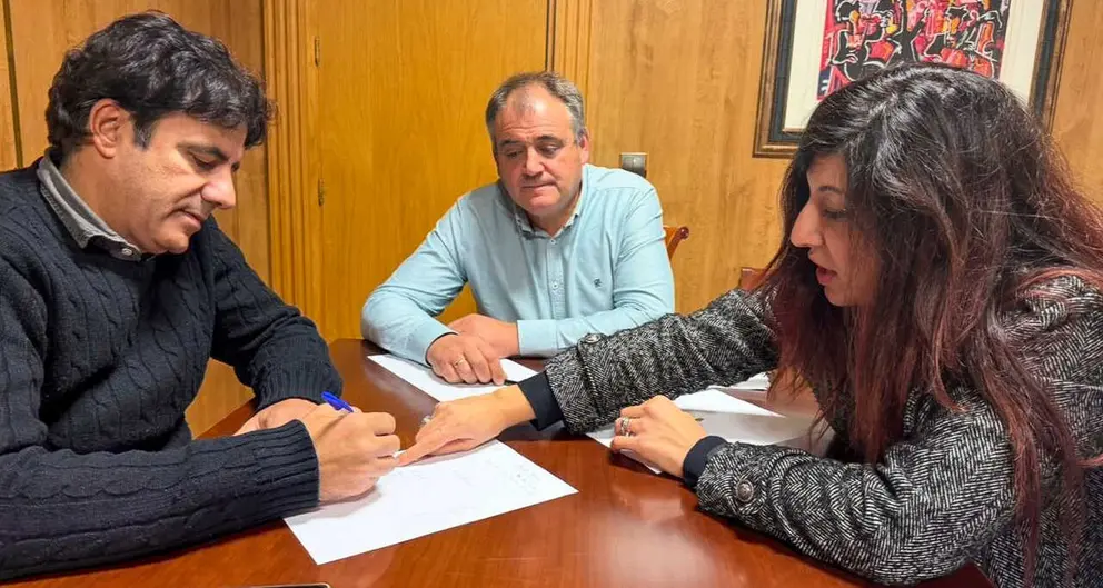 Pablo Garc&iacute;a Vivanco, Amador D&iacute;az y Manuela Appendino durante la firma del convenio.