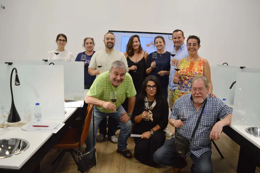 Los participantes en la Cata a Ciegas posan para una foto de familia.