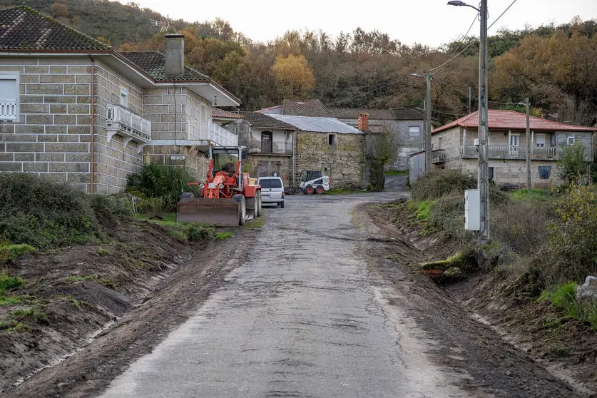 Obras en los accesos y n&uacute;cleo de Soutelo de Pena.