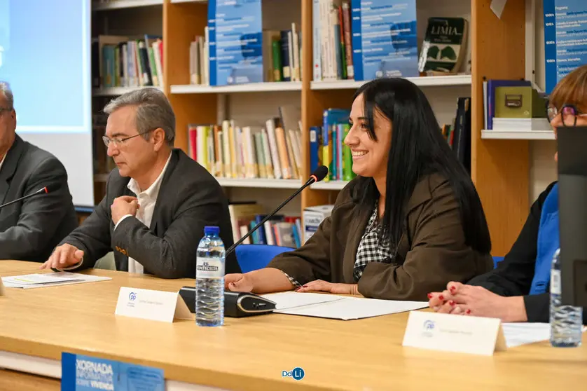 Cristina Campero y Luis Menor clausuraron la jornada sobre Vivienda en la biblioteca antelana. | FOTO: Noelia Caseiro.