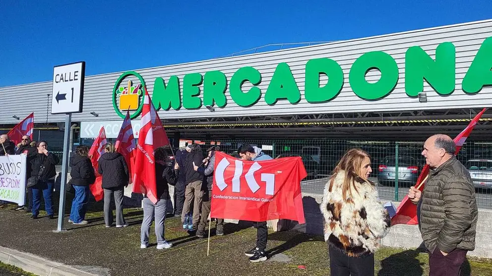 Protestas de trabajadoras y trabajadores delante de Mercadona Xinzo.
