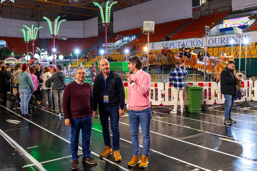 Visita de Luis Menor (Presidetne da Deputaic&oacute;n de Ourense) a Pazolandia, acompa&ntilde;do de Alberto Gonz&aacute;lez Cruz (Xefe do Servizo de Deportes da Deputaci&oacute;n da Ourense) e Jos&eacute; Domarco Pi&ntilde;eiro (Traballador do Pazo dos Deportes "Paco Paz").