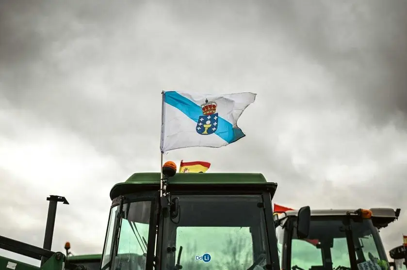 La bandera gallega ondeando en lo alto de un tractor. | FOTO: Noelia Caseiro.