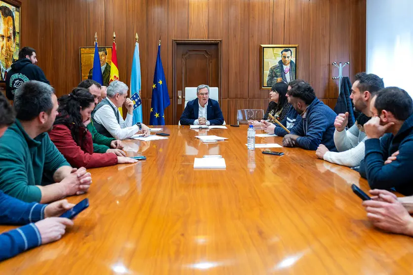 Luis Menor analiza cos agricultores e gandeiros as novas li&ntilde;as de axuda para a recr&iacute;a e a mellora de accesos no rural.