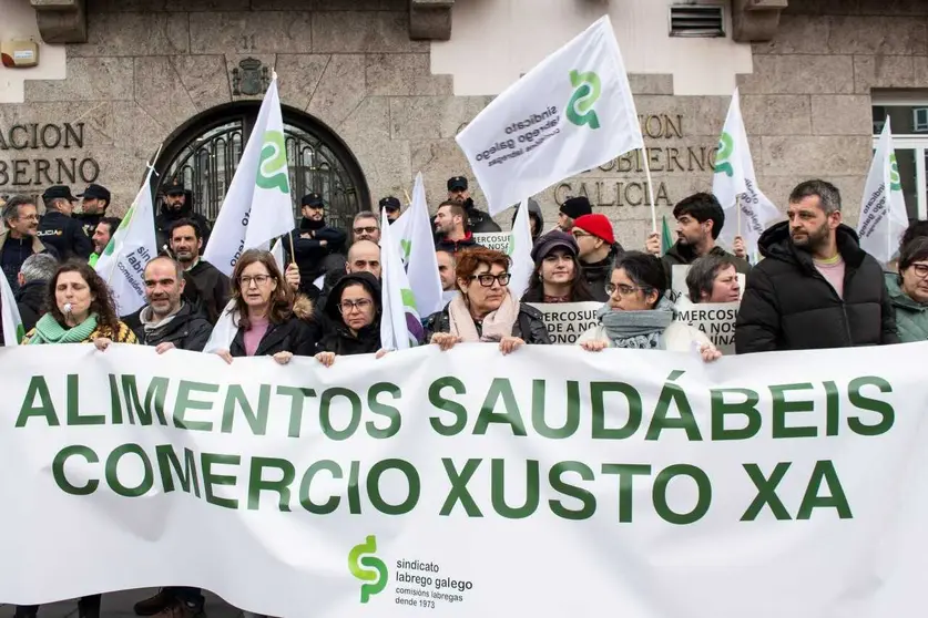 Centos de persoas concentr&aacute;ronse este luns na Coru&ntilde;a convocadas polo SLG para esixir a paralizaci&oacute;n do tratado UE-Mercosur.