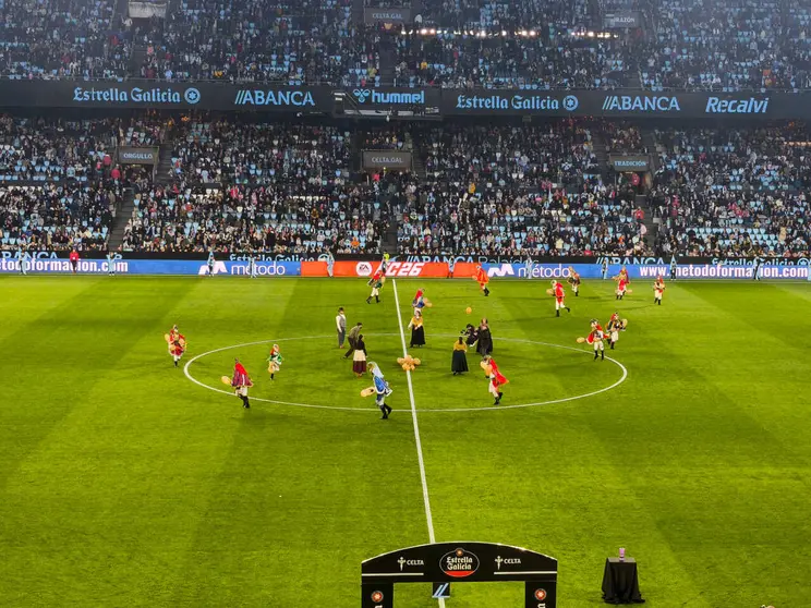 A Asociaci&oacute;n Cultural A Pantalla exercendo de embaixadora do Entroido ante a afecci&oacute;n do RC Celta en Vigo.