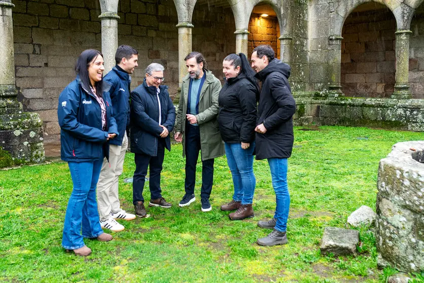 O presidente provincial, Luis Menor, participa na presentaci&oacute;n da etapa na provincia de O Gran Cami&ntilde;o 2026. No mosteiro de Xunqueira de Espadanedo. Tam&eacute;n participan Pablo Gra&ntilde;a Rodr&iacute;guez (Alcalde de Xunqueira de Espadanedo), Ezequiel Mosquera M&iacute;ugez (Director da Volta), Cristina Campero Dorado (Concelleira de Xinzo de Limia) e J&eacute;sica Gonz&aacute;lez de Di&oacute;s (Concelleira de Xuqueira de Espadanedo).