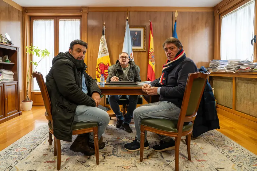 O alcalde Amador D&iacute;az, o tenente de alcalde Antonio Fern&aacute;ndez e Javier Losada durante a xuntanza de urxencia.