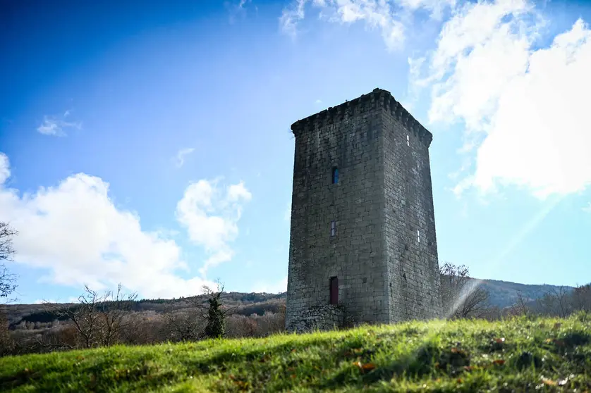 A silueta da Torre da Forxa, testemu&ntilde;a muda de lendas vivas e gardi&aacute; do patrimonio hist&oacute;rico que define a identidade deste concello.