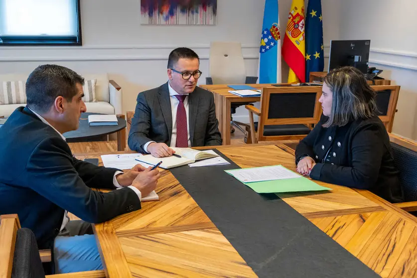 Gabriel Al&eacute;n, Jos&eacute; Gonz&aacute;lez e Asunci&oacute;n Morgade analizando o Plan estrat&eacute;xico do comercio.