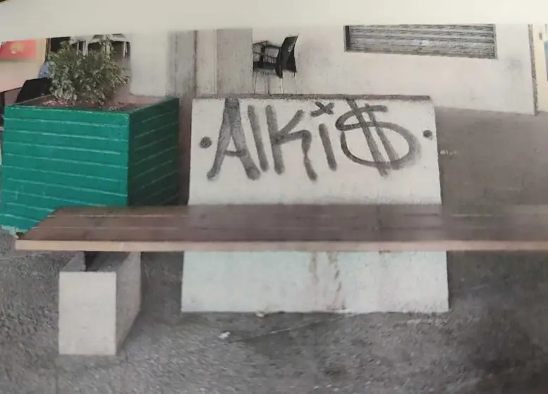 Ejemplo de los grafitis con la firma "AIKIS" localizados en bienes de Xinzo de Limia.