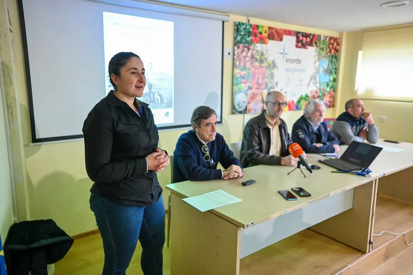 Cristina D&iacute;az, t&eacute;cnica de Ovico, dirigi&eacute;ndose al p&uacute;blico en la presentaci&oacute;n del ambicioso proyecto. | FOTO: Noelia Caseiro.