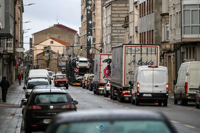 Largas colas de veh&iacute;culos pesados y turismos atrapados en las calles de la villa.