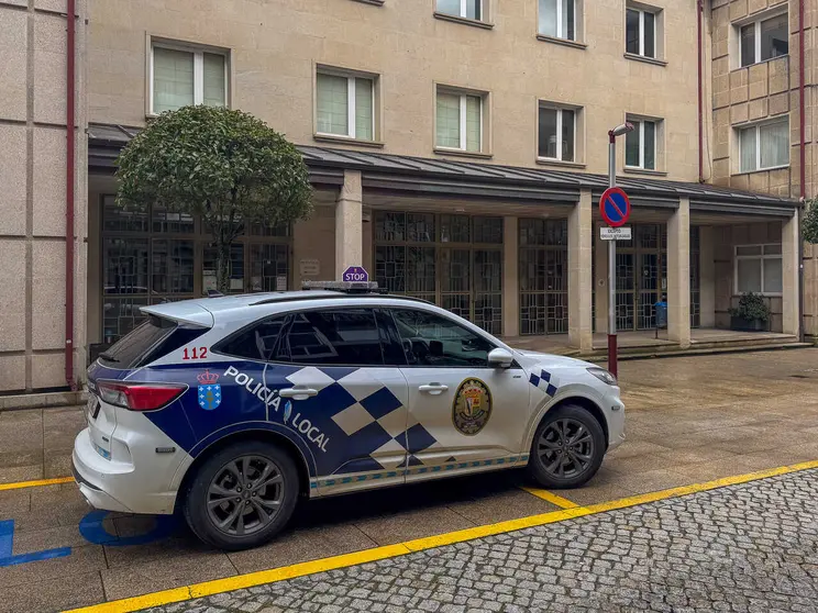 Una patrulla estacionada frente a las dependencias policiales de Xinzo de Limia.