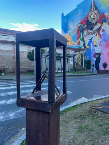 Nuevo soporte instalado en la r&uacute;a Dous de Maio para garantizar el mejor encuadre del mural de la Pantalla.