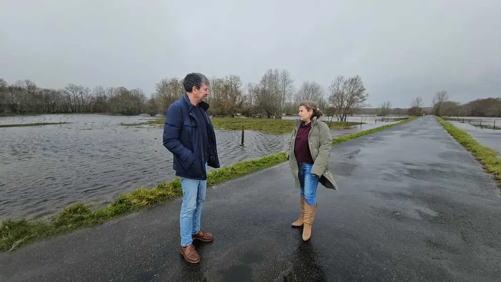Visita de &Aacute;lvaro Vila e Asunci&oacute;n Morgade a unha das zonas afectadas polas enchentes.