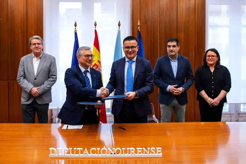O presidente provincial e o conselleiro auton&oacute;mico formalizan o acordo para a mellora comercial.