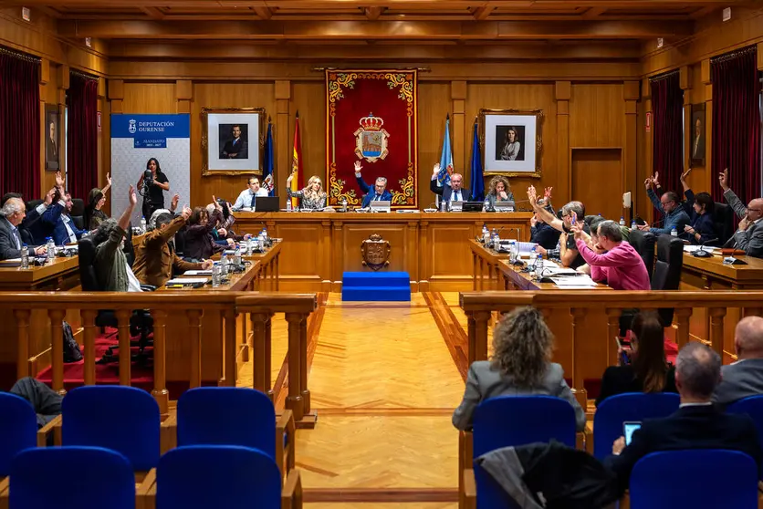Os membros da Corporaci&oacute;n provincial alzan a man para aprobar por unanimidade os novos plans de financiamento destinados aos concellos.