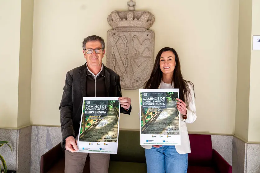 O concelleiro de Cultura, Carlos G&oacute;mez, xunto a Patricia Alonso, profesora da USC, durante a presentaci&oacute;n oficial destas novas xornadas formativas na nosa localidade.