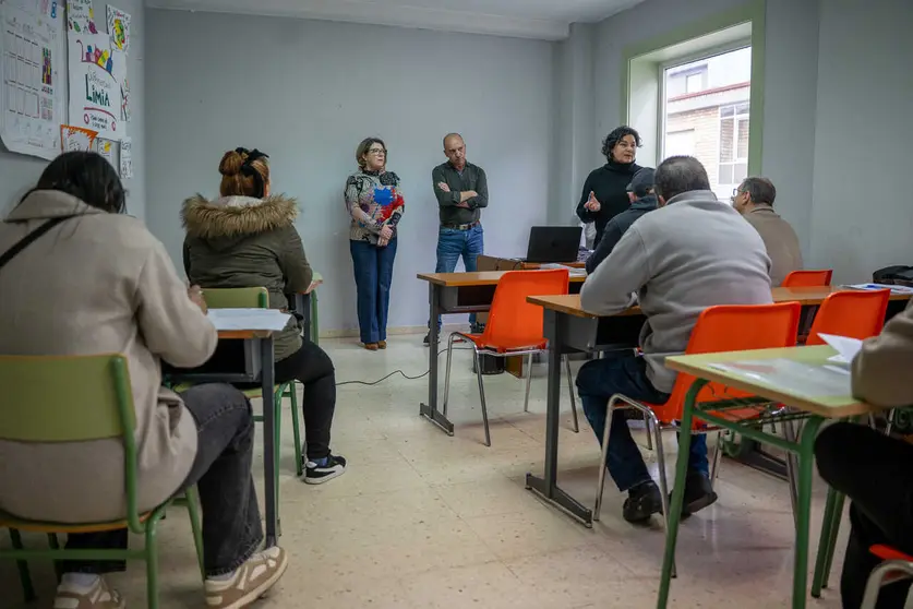 Imaxe do arranque oficial do curso de emprego no sector da lox&iacute;stica, que contou coa presenza destacada da concelleira limi&aacute; &Aacute;ngeles Mart&iacute;nez.
