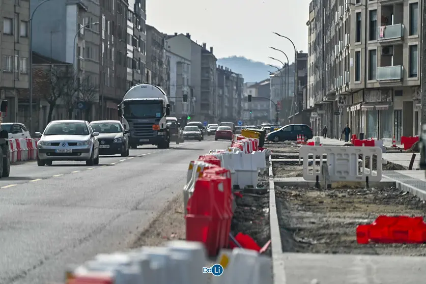 Imagen de la Avenida de Ourense en obras, donde se aplicar&aacute; el nuevo dispositivo especial de movilidad dise&ntilde;ado para turismos y camiones desde el 16 de marzo.