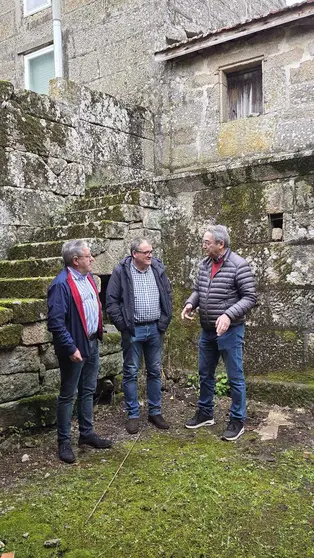 Jos&eacute; Manuel G&oacute;mez, Amador D&iacute;az y Gumersindo Lamas Alvar, conversan sobre las jornadas Ruralmente en las inmediaciones de la Casa da Brea, en Pi&ntilde;eira Seca.