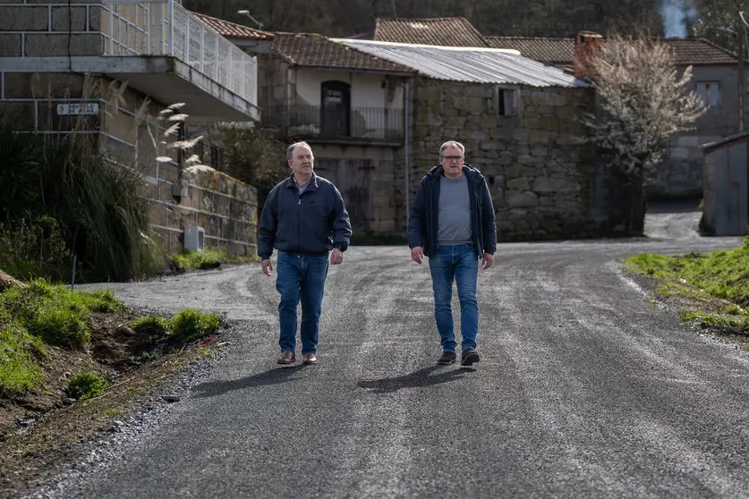 El concejal de Obras, Ram&oacute;n G&oacute;mez, y el alcalde, Amador D&iacute;az, supervisan el resultado final de las labores de asfaltado en Soutelo de Pena.