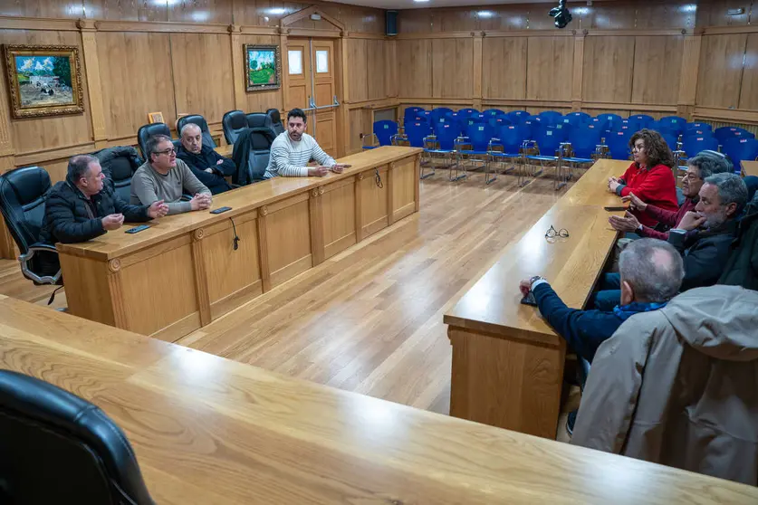 Alcaldes e alcaldesas da comarca da Limia durante a xuntanza de urxencia mantida no sal&oacute;n de plenos de Xinzo de Limia.