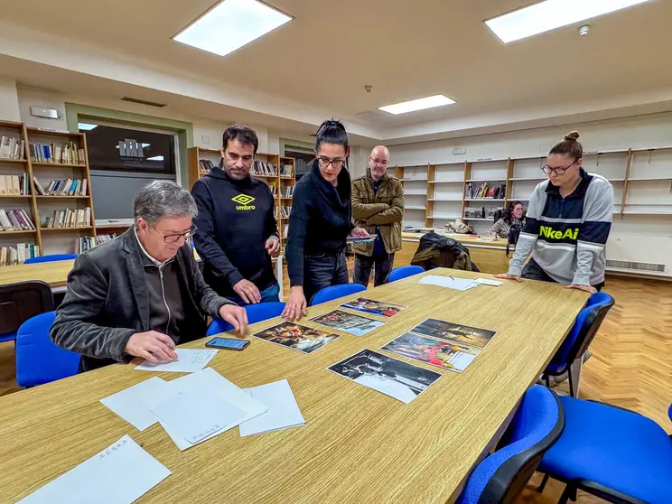 Representantes del jurado y del Concello de Xinzo durante la deliberaci&oacute;n final del II Concurso Fotogr&aacute;fico del Entroido.