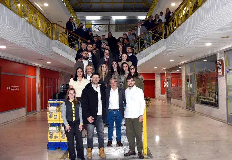 Foto de familia de los m&aacute;s de 50 j&oacute;venes y cargos p&uacute;blicos del PP asistentes a la reuni&oacute;n en Xinzo.