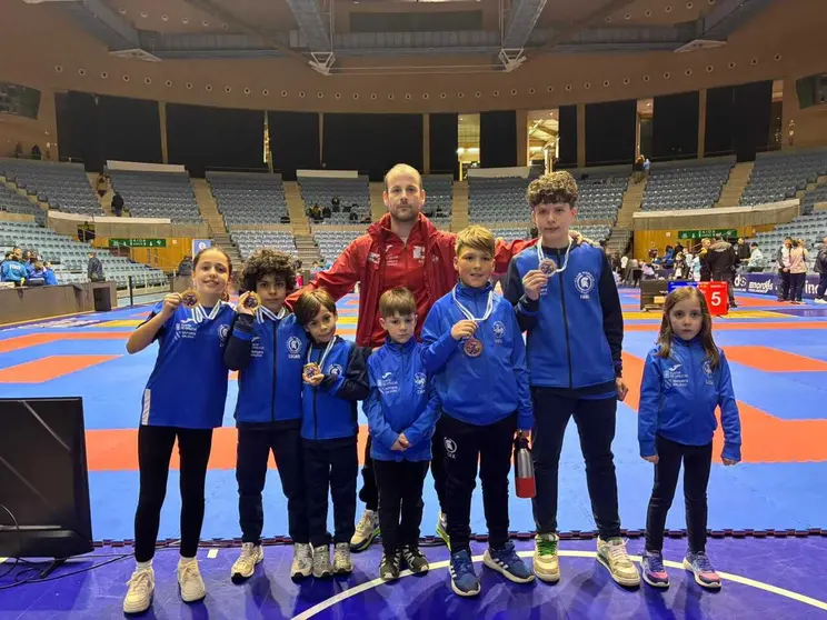 Los deportistas limianos que consiguieron podios en el campeonato gallego de k&aacute;rate.