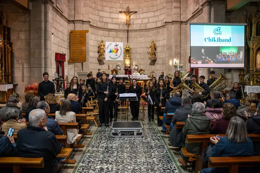 Los integrantes de la Chikiband, secci&oacute;n juvenil de la Agrupaci&oacute;n Musical da Limia, durante su actuaci&oacute;n por Santa Cecilia en 2025.