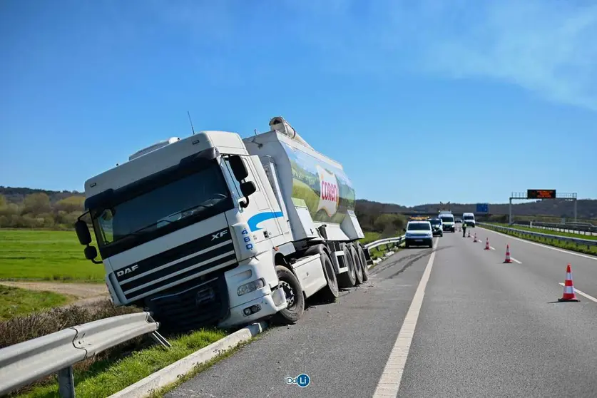 Cami&oacute;n medio volcado en la margen derecha de la A-52 a su paso por Xinzo.
