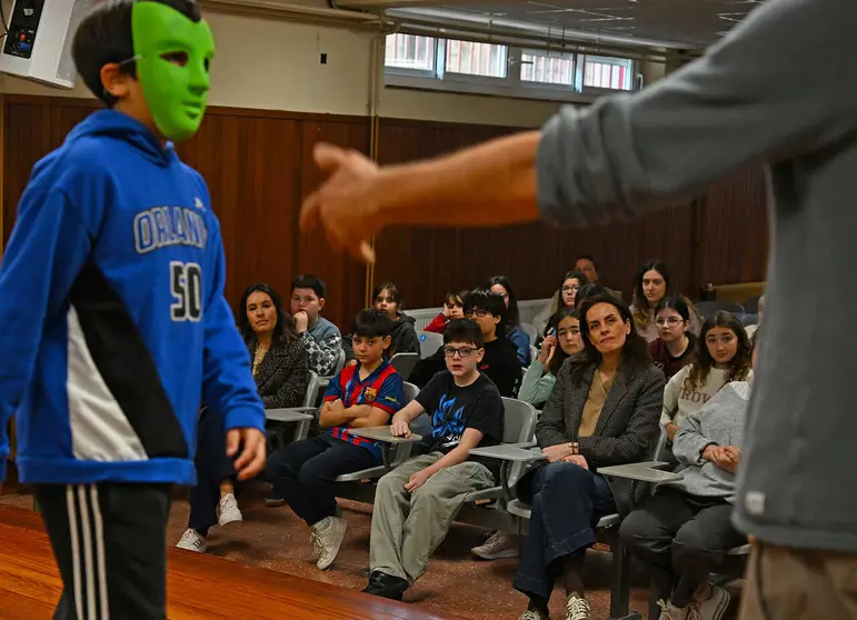 Estudiantes de Educaci&oacute;n Primaria analizan unha situaci&oacute;n de conflito durante a representaci&oacute;n teatral do programa "Pasando a B&oacute;la".