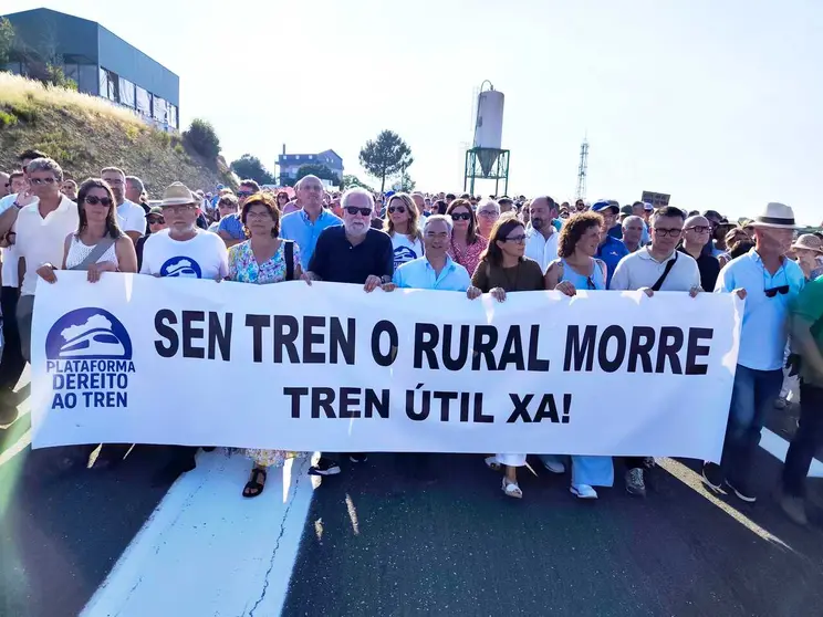 Miembros del Partido Popular, con el presidente provincial Luis Menor a la cabeza, participan en la movilizaci&oacute;n de la plataforma Dereito ao Tren en A Gudi&ntilde;a el pasado agosto.