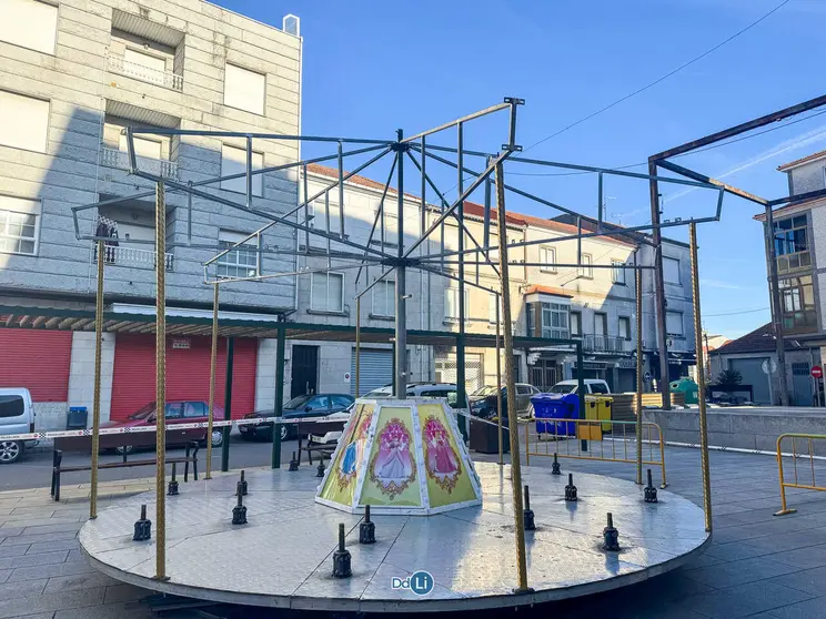 La estructura met&aacute;lica del Gran Carrusel ya es visible en la Praza San Roque, donde se ultima su instalaci&oacute;n t&eacute;cnica.