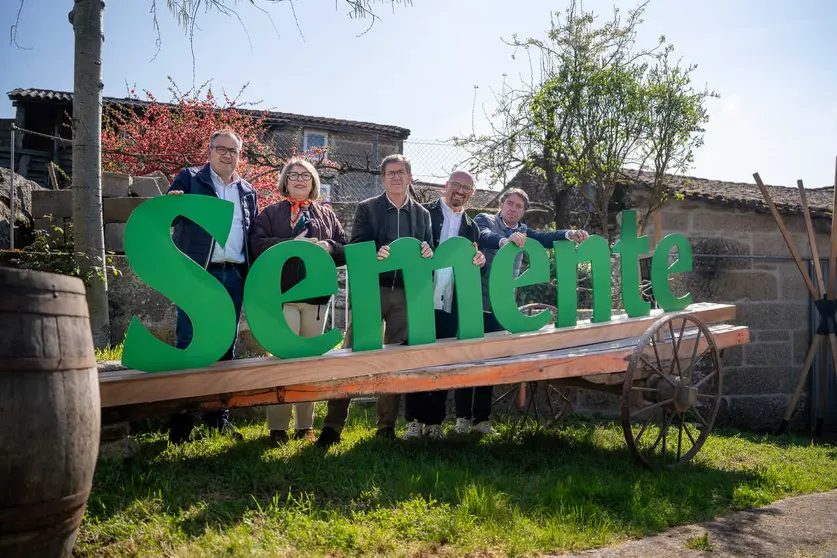 El alcalde de Xinzo y miembros del grupo de gobierno municipal posan en el photocall rural de los Premios Semente.