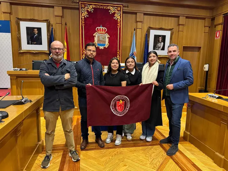 O deputado Jos&eacute; Mar&iacute;a Lago e o profesor Eladio Jard&oacute;n posan cos estudantes do Centro Universitario Tlaca&eacute;lel e a bandeira da s&uacute;a instituci&oacute;n no sal&oacute;n de plenos da Deputaci&oacute;n de Ourense.