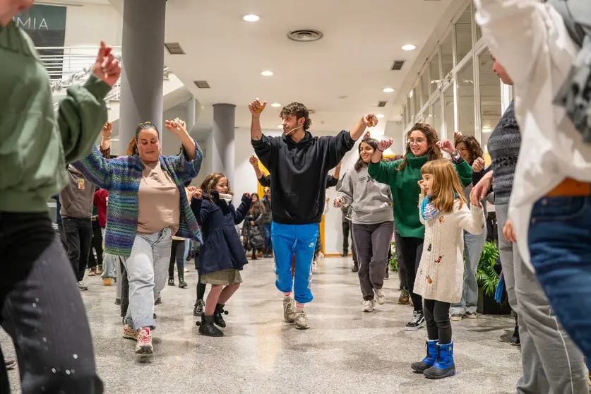Imagen de archivo del core&oacute;grafo Artur Puga instruyendo a los alumnos en un taller celebrado en la capital limiana a finales del a&ntilde;o 2025.
