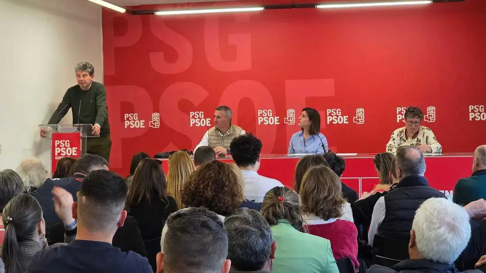 El secretario provincial, &Aacute;lvaro Vila Ara&uacute;jo, interviene desde el atril durante la celebraci&oacute;n del primer Comit&eacute; Provincial del a&ntilde;o en la sede de Ourense.